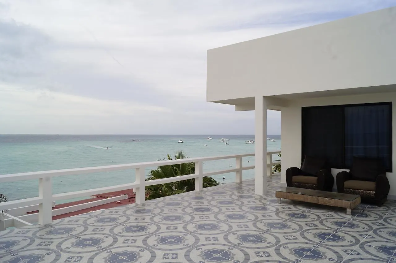 Chichis And Charlies Beachfront Hotel 女人岛