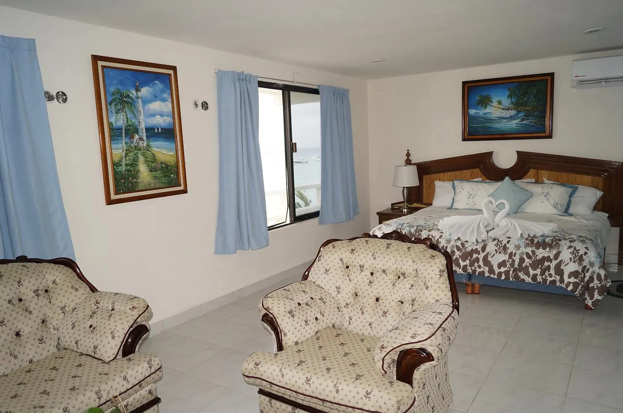 Chichis And Charlies Beachfront Hotel 女人岛