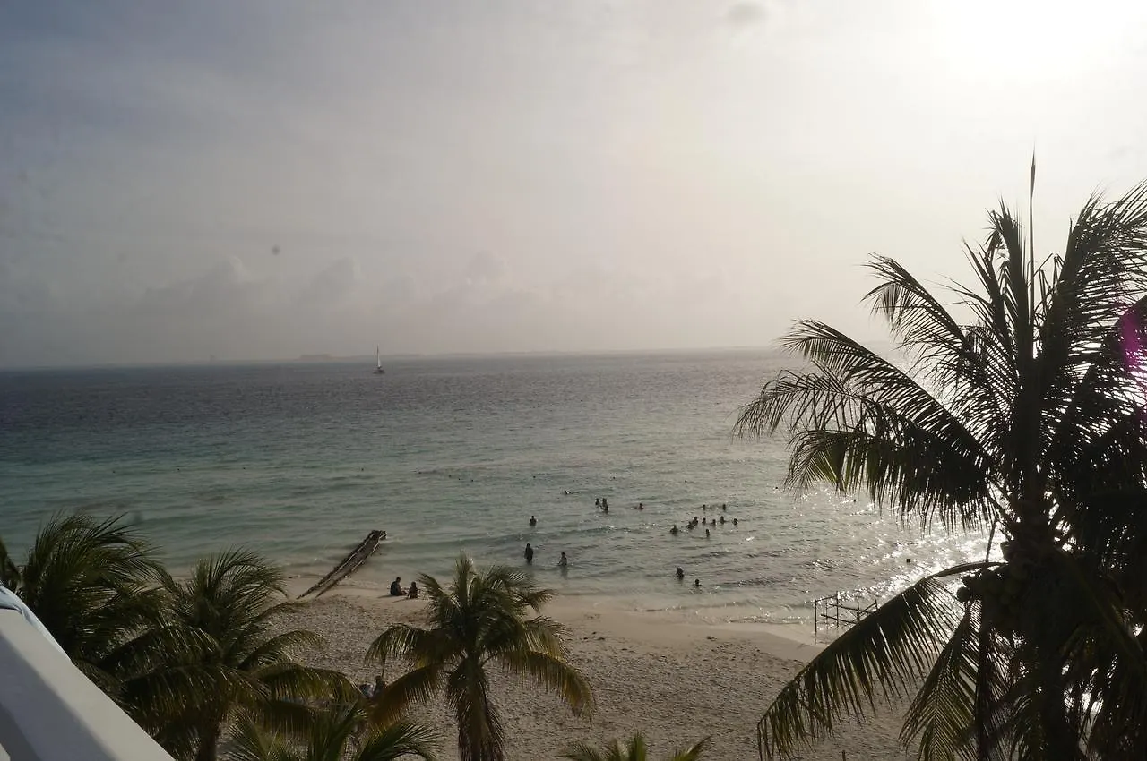 Chichis And Charlies Beachfront Hotel 女人岛 3*,  墨西哥