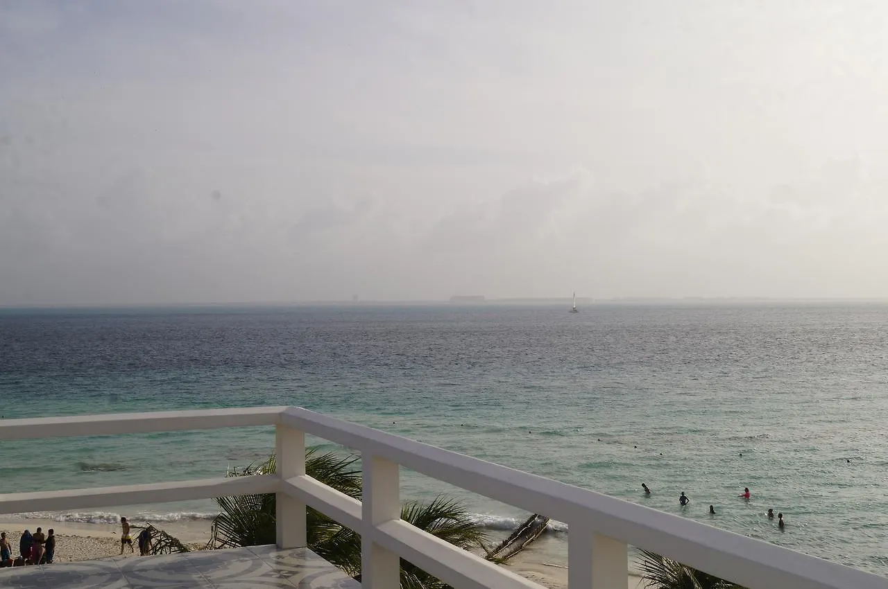 Chichis And Charlies Beachfront Hotel 女人岛