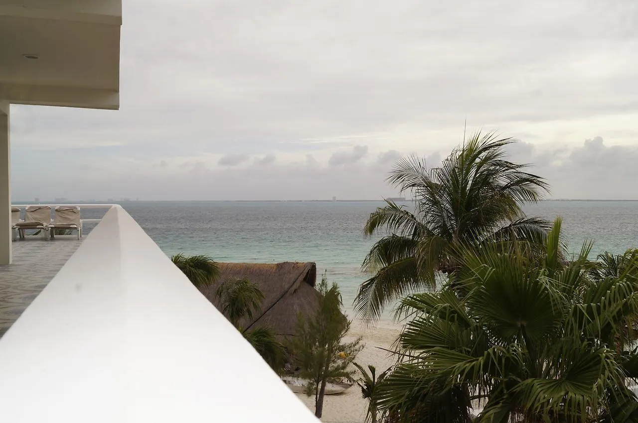 Chichis And Charlies Beachfront Hotel Isla Mujeres